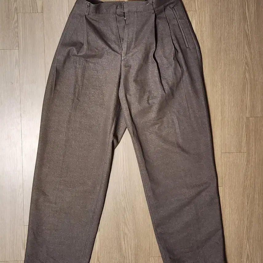 [BUNJANG] Mer Front Pleat Wide Fit Cotton Pants Khaki / 메르 핀턱 와이드핏 뒷밴딩 면팬츠 카키