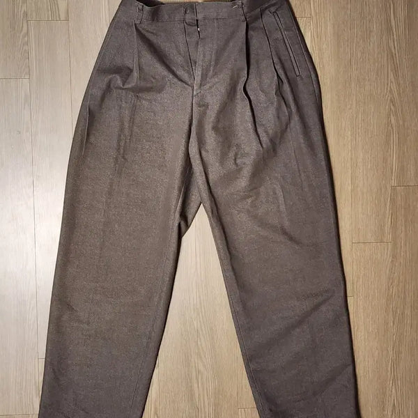[BUNJANG] Mer Front Pleat Wide Fit Cotton Pants Khaki / 메르 핀턱 와이드핏 뒷밴딩 면팬츠 카키