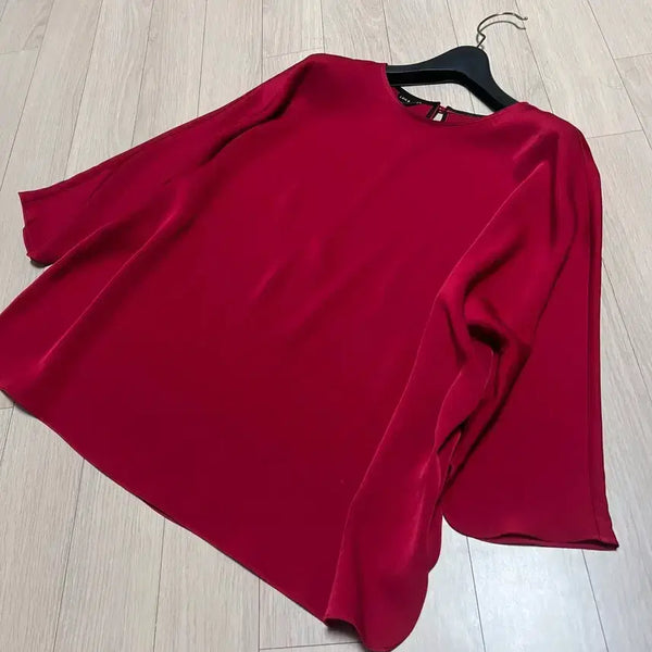 [BUNJANG] Jepyeong Laila Silky Satin Raglan Blouse Red / 제평 라일라 LAILA 실키 레드 블라우스 새틴나그랑차르르7부9부빨강쿨톤