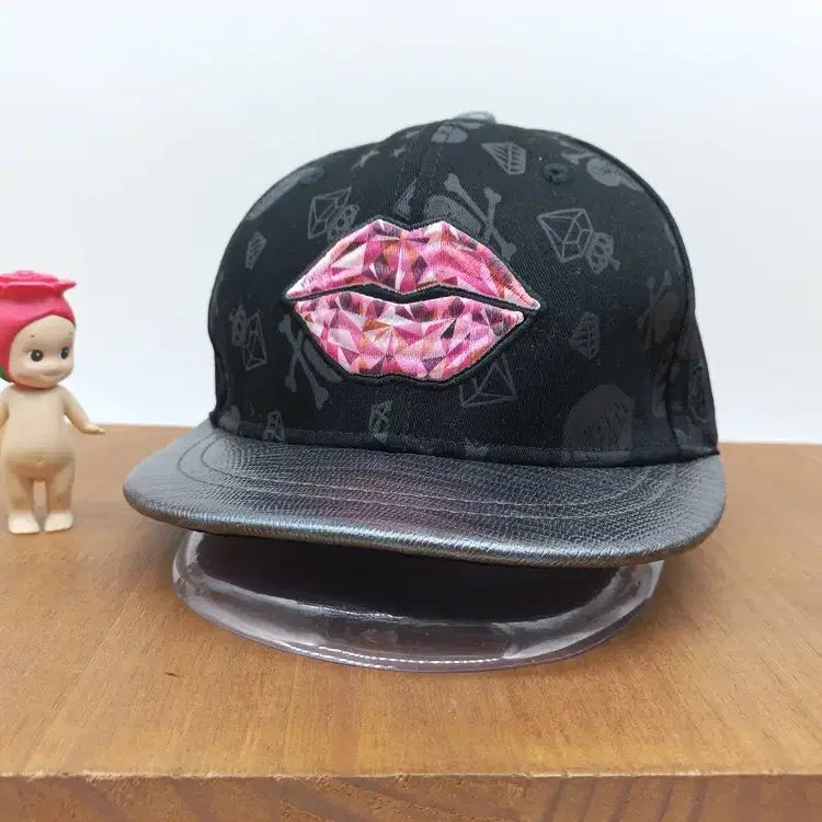 [BUNJANG] HAT'S ON Kiss Snapback Hat Play New York Black / 햇츠온 입술 키스 스냅백 모자 플레이뉴욕 블랙