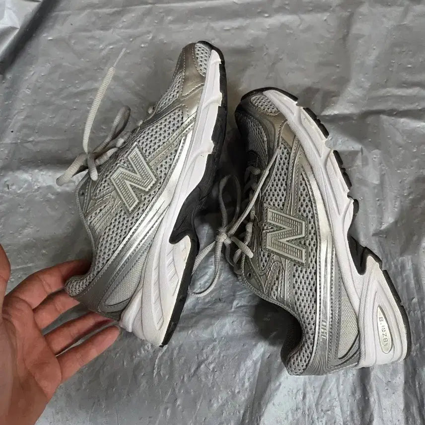 [BUNJANG] New Balance 740 Silver Women's Shoes / 뉴발란스 740 실버 220