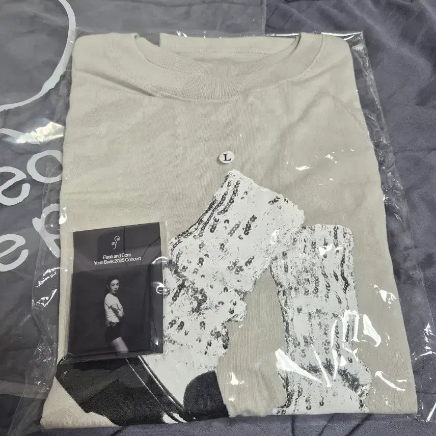 [BUNJANG] Yerin Baek Flash and Core T-Shirt (L) & Magnet / 백예린 flash and core 굿즈 티셔츠(L)/마그넷