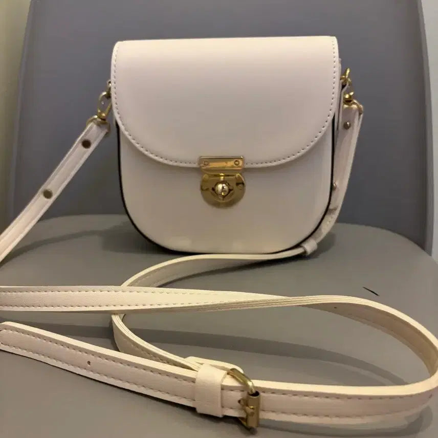 [BUNJANG] Donkey White Shoulder Bag / 돈키 화이트 숄더백. (가로17. 세로16cm)