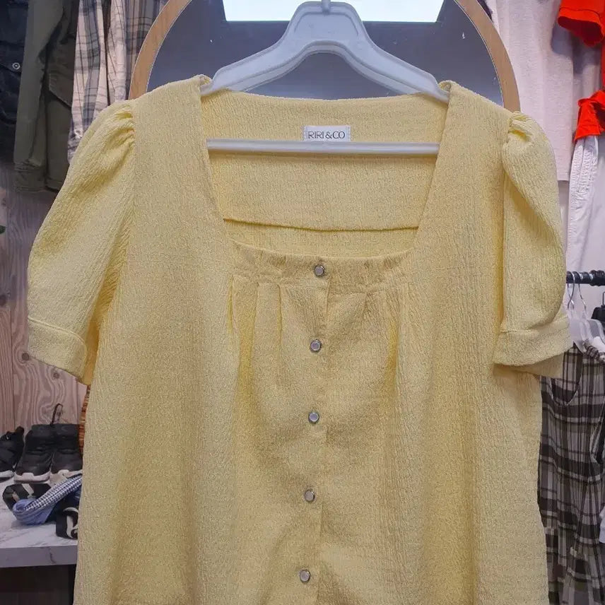 [BUNJANG] Riri & Co. Square Neck Shirring Short Sleeve Blouse (Lemon Yellow) / [상태최상] 리리앤코 스퀘어넥 셔링 반팔 블라우스 (레몬 옐로우)