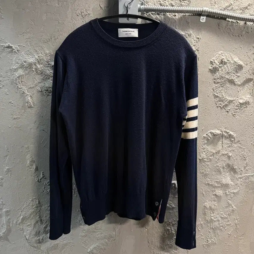 [BUNJANG] Thom Browne Navy Wool Crewneck Knit with Signature Striped Armband / 2 톰브라운THOM BROWNE 사선완장 크루넥 니트 네이비