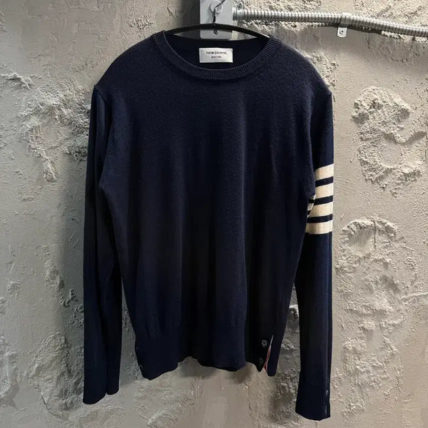 [BUNJANG] Thom Browne Navy Wool Crewneck Knit with Signature Striped Armband / 2 톰브라운THOM BROWNE 사선완장 크루넥 니트 네이비