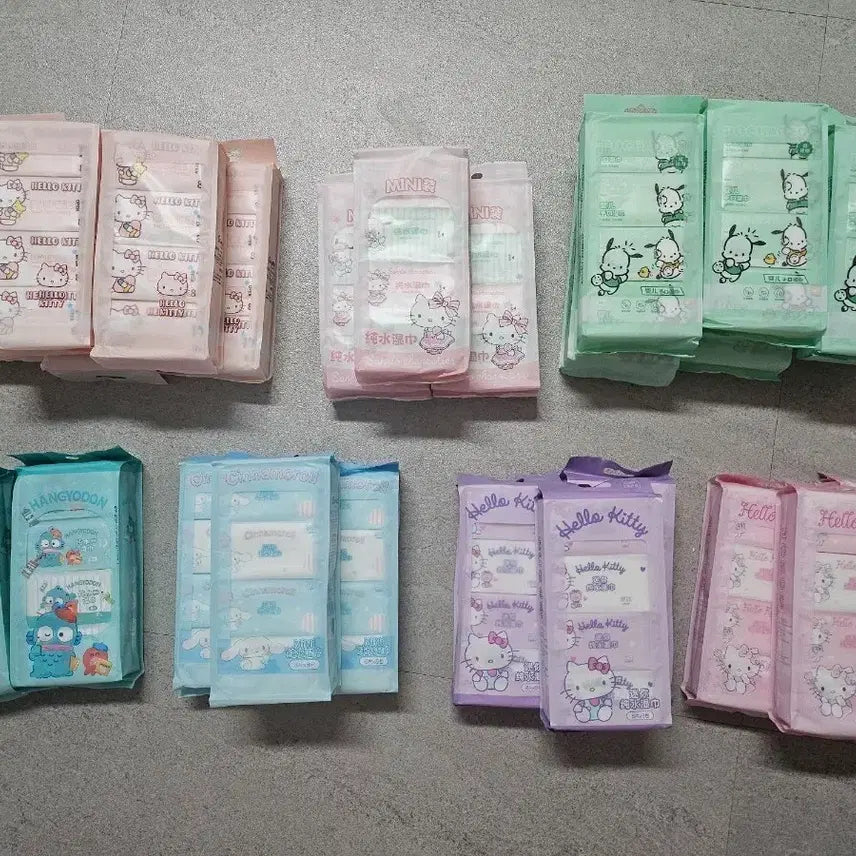 [BUNJANG] Sanrio Characters Mini Portable Wet Wipes Set (8 Count) / 산리오 캐릭터 미니 휴대용 8개입 물티슈  (시나 키티 교동 포차)
