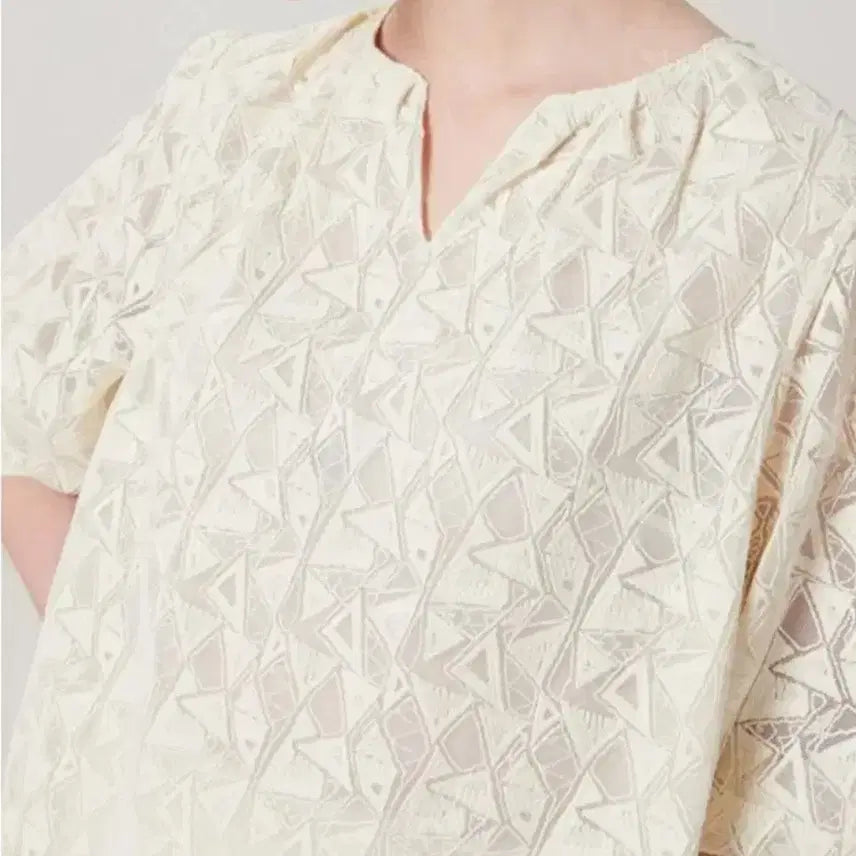 [BUNJANG] TIME Cream Asymmetrical Lace Blouse / 타임 크림색 언발란스 블라우스 55-66