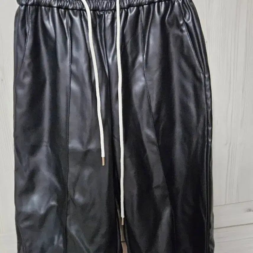 [BUNJANG] Kang Sisters Faux Leather Banding Shorts Black / 강자매 레자 밴딩 숏팬츠 블랙