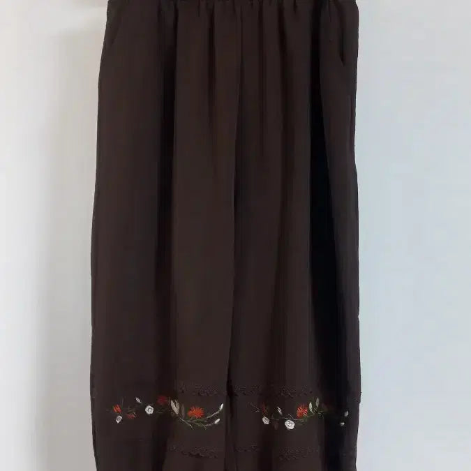 [BUNJANG] Brown Embroidered Pot-Shaped Banding Pants - Size 88 / 브라운 자수 항아리형 밴딩바지 88 새상품