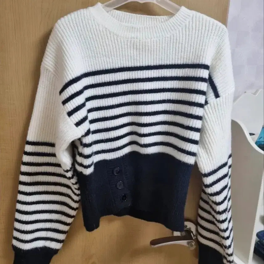 [BUNJANG] Striped Cropped Knit Sweater / 크롭니트
