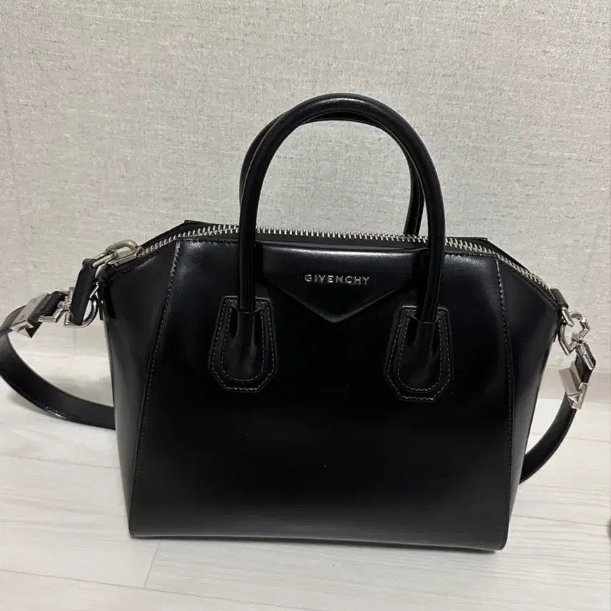 [BUNJANG] Givenchy Antigona Medium Black Shoulder Bag / 지방시 안티고나 블랙 미디움 숄더백