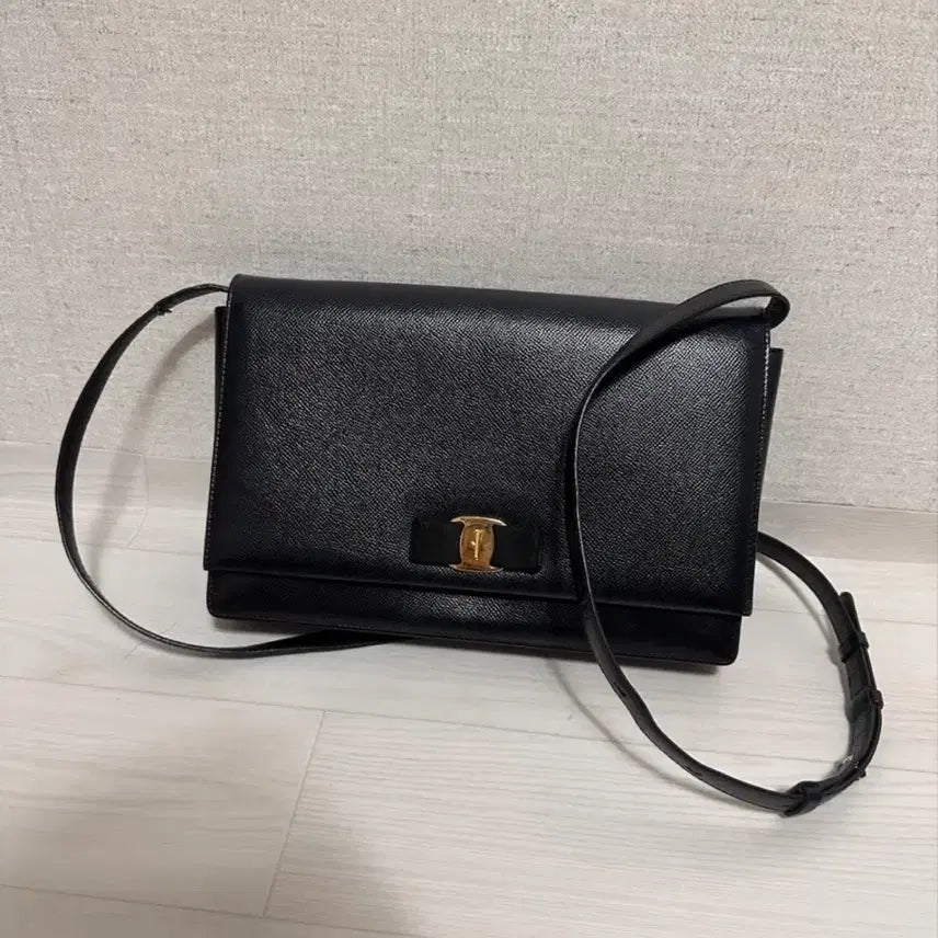 [BUNJANG] Salvatore Ferragamo Black Leather Crossbody Bag / 페레가모 크로스백 블랙