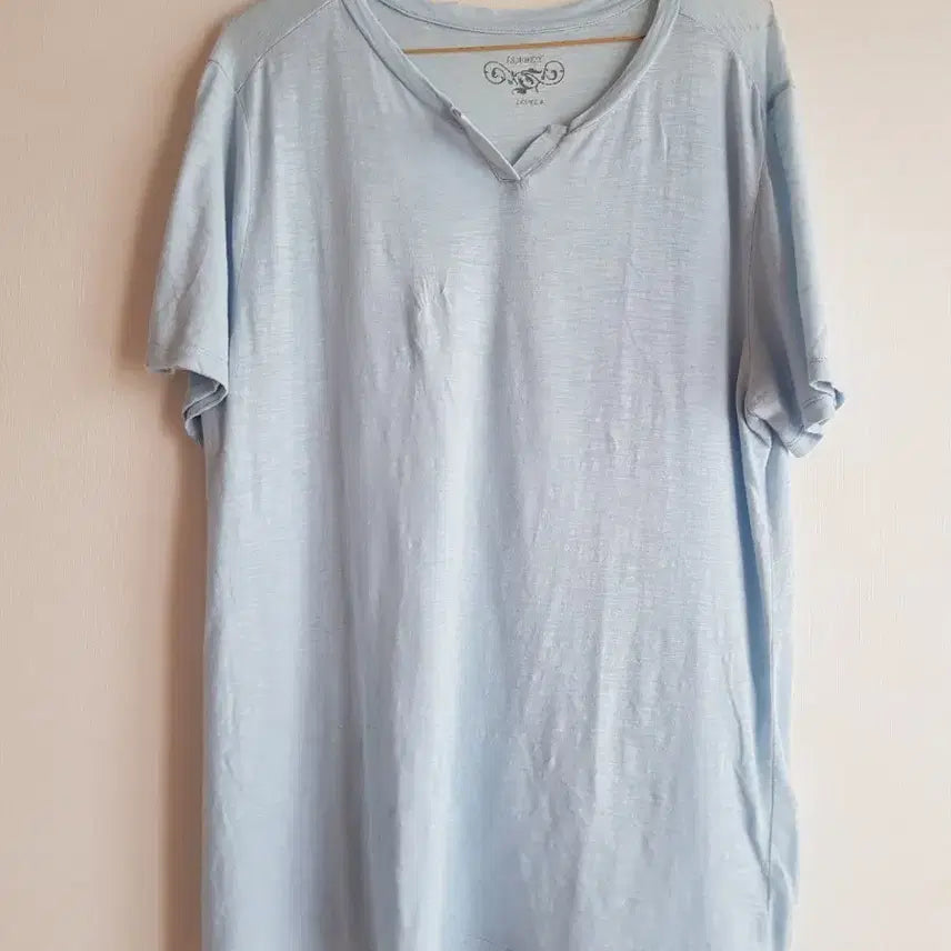 [BUNJANG] Sky Blue V-Neck Short-Sleeve T-Shirt / 하늘색 브이넥 반팔 티셔츠