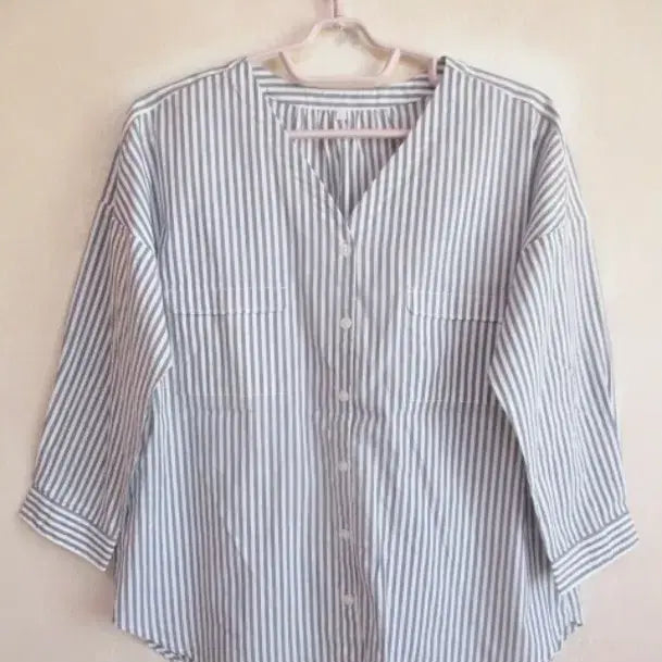 [BUNJANG] White Stripe V-Neck Shirt (100% Cotton) / 화이트 스트라이프/브이넥 셔츠 (면100)
