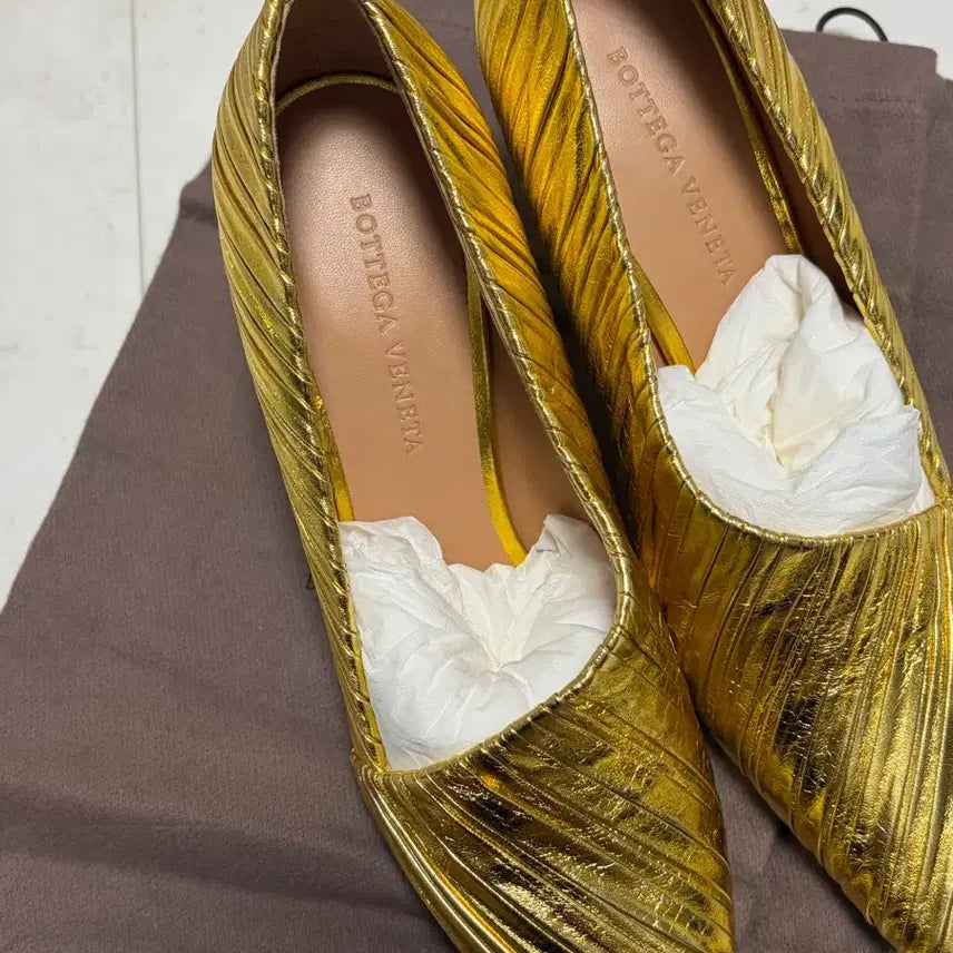 [BUNJANG] Bottega Veneta Gold Metallic Pleated Flat Shoes / 보테가 베네타 골드 메탈릭 플리츠 플랫 슈즈