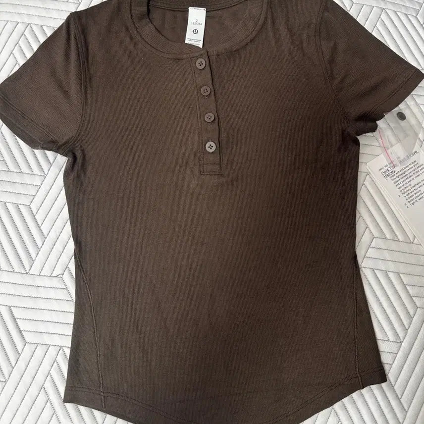 [BUNJANG] Lululemon Hold Tight Short Sleeve Henly Neck Brown Size 2 / 새상품) 룰루레몬 홀드 타이트 반팔 헨리넥 에스프레소 2사이즈
