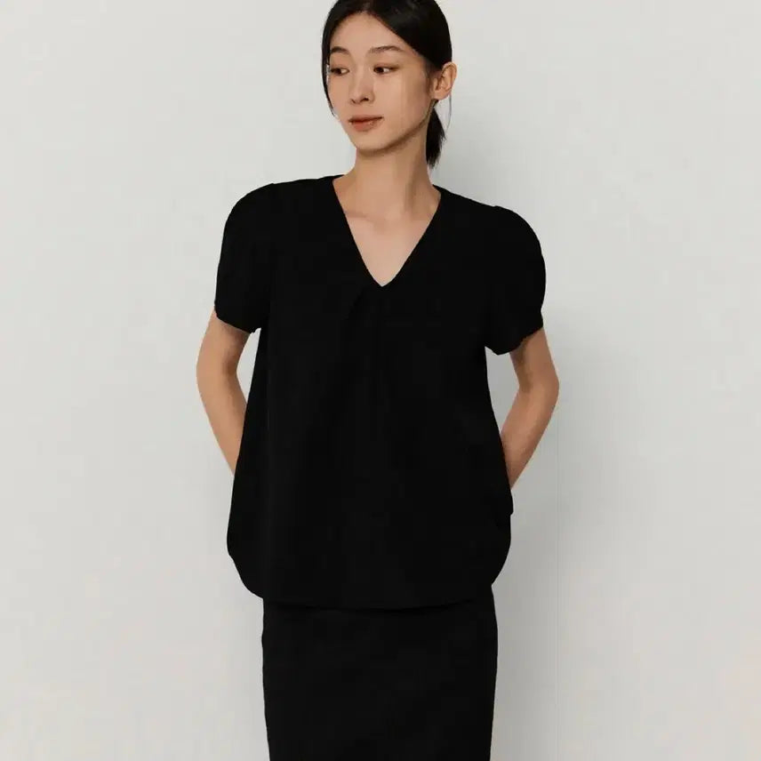 [BUNJANG] A-Line V-Neck Blouse Black / 녹섭 브이넥 턱 에이라인 블라우스 블랙