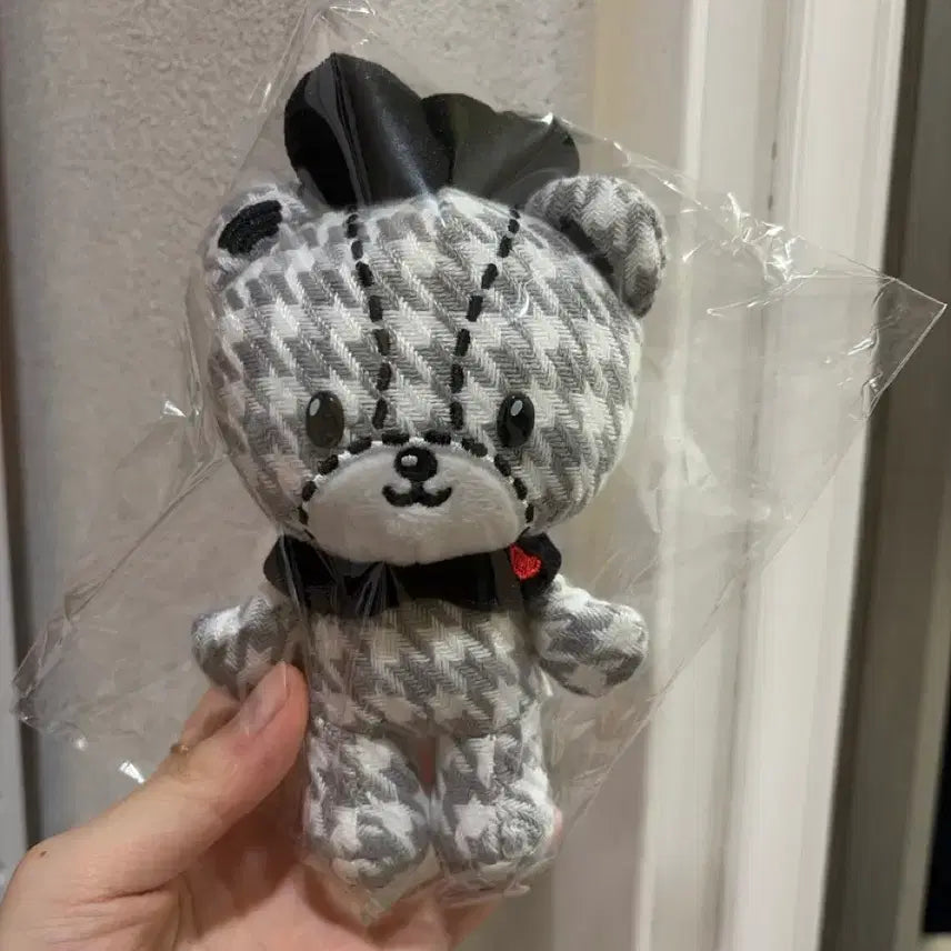 [BUNJANG] Sanrio Hello Kitty Houndstooth Birthday Monokuro Girl Coordinate Mascot Holder Doll Keyring / 산리오 헬로키티 생일 모노쿠로 걸리 후타고 코디 마스코트 홀더 인형 키링