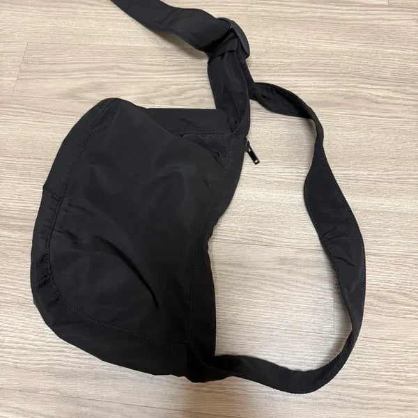 [BUNJANG] COS Nylon Crossbody Saddle Bag Black / 코스 나일론 크로스바디 새들백 블랙
