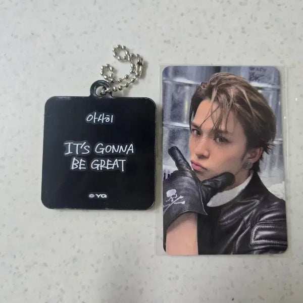 [BUNJANG] TREASURE The Fact Fancon Lucky Draw Acryllic Keychain & Photocard Set - Asahi / 트레저 더스테이지  팬콘 럭드 포카&키링 아사히 일괄