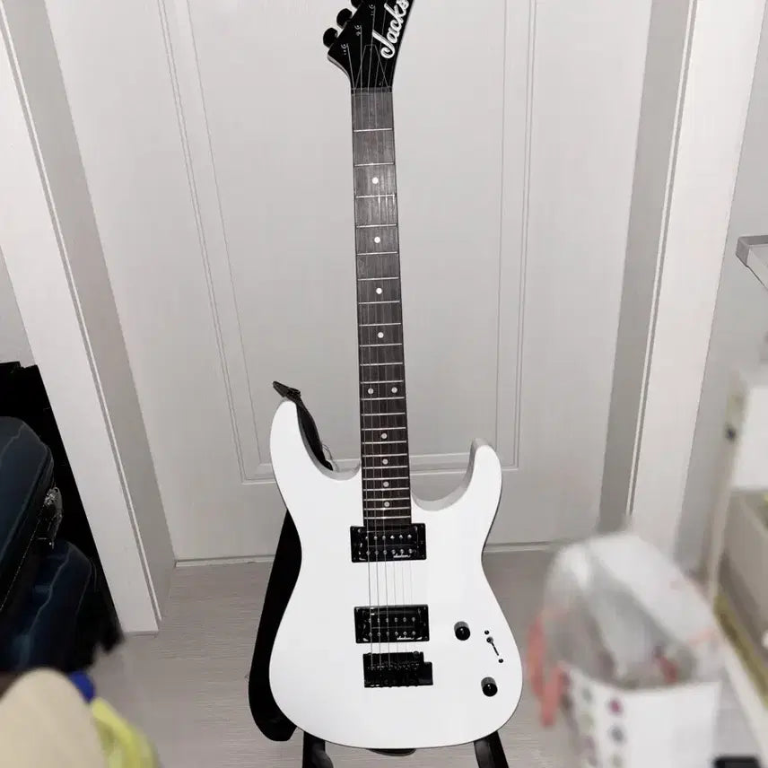 [BUNJANG] Jackson Electric Guitar - White (Includes Amplifier and Stand) / 잭슨 일렉기타 화이트(앰프, 거치대 포함)