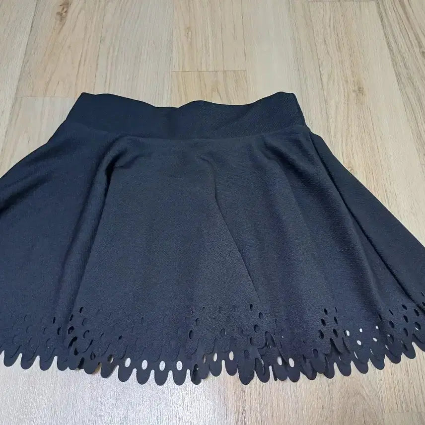 [BUNJANG] Black Cutting Flare Short Skirt / 검정 컷팅 플레어 숏커트