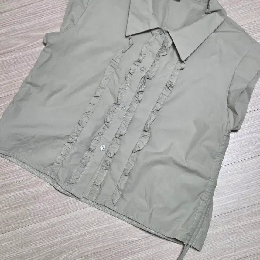 [BUNJANG] Sleeveless Blouse - New / 캡소매 블라우스 새제품(운포)