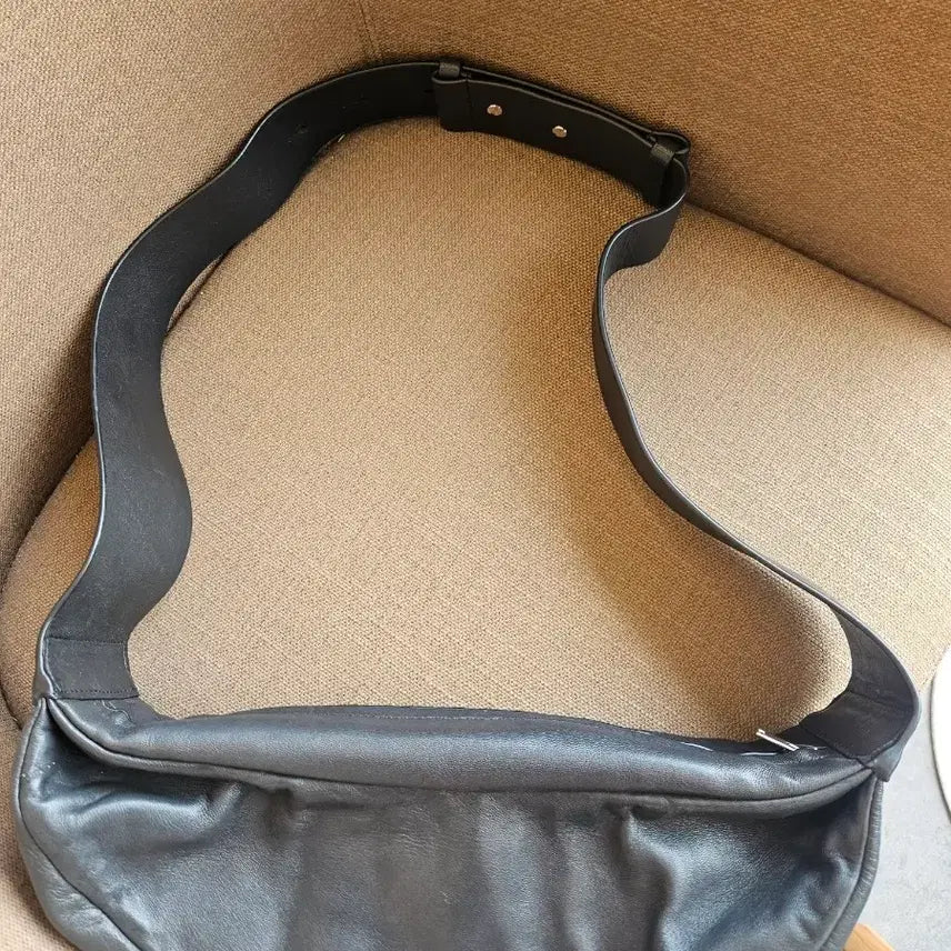 [BUNJANG] COS Swing Leather Crossbody Bag Black / COS 코스 스윙 레더 크로스바디백 블랙