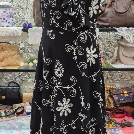 [BUNJANG] LE CHAT BLEU Embroidered Dress / LE CHAT BLEU 자수 원단 이쁜 원피스 (55 66)