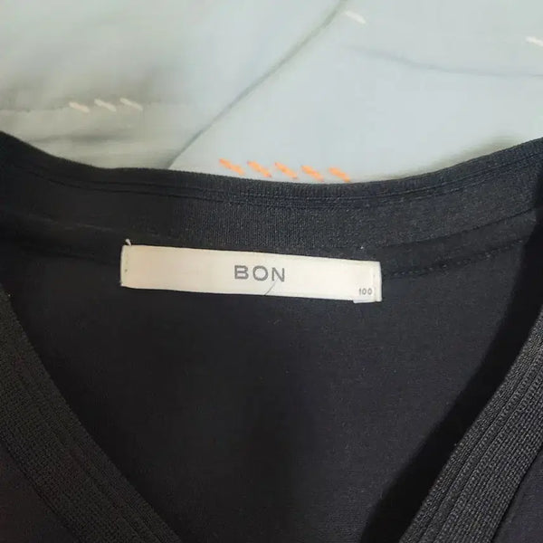 [BUNJANG] V-Neck Short Sleeve T-Shirt / 본 브이넥 반팔