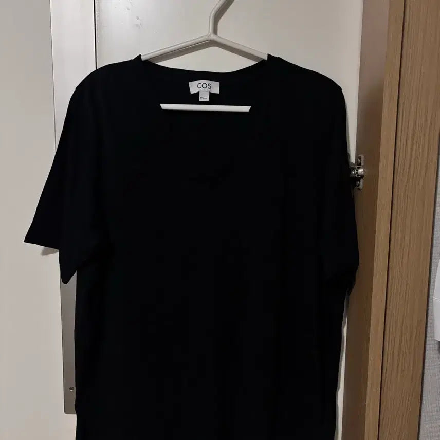 [BUNJANG] COS Women's V-Neck Short Sleeve T-Shirt Black / COS 코스 여성 브이넥 반팔티 블랙