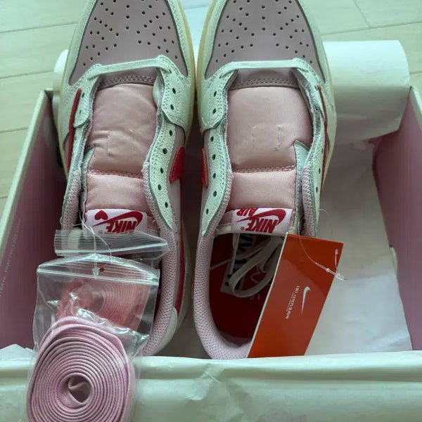 [BUNJANG] Nike Air Jordan Travis Scott Tropical Pink Sneakers (255mm) / 조던 트래비스 스캇 트로피컬 핑크 255사이주 팝니다