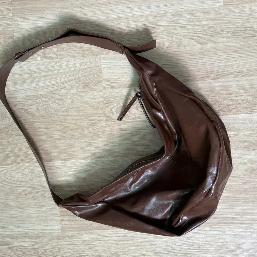 [BUNJANG] MIM The Wardrobe Monta Crack Leather Messenger Bag / 밈더워드로브 몬타 크랙레더 메신저백
