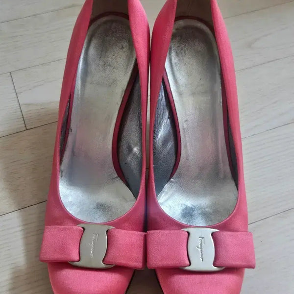[BUNJANG] Salvatore Ferragamo Pink Satin Ribbon Heels 6B / 페라가모 핑크 새틴 리본 힐 225-230