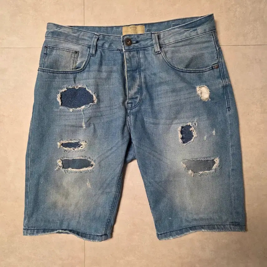 [BUNJANG] Bershka Damage Washed Denim Short Pants Size 34-35 / 버쉬카 (Bershka) 데미지 워싱 데님 숏팬츠 34~35 사이즈
