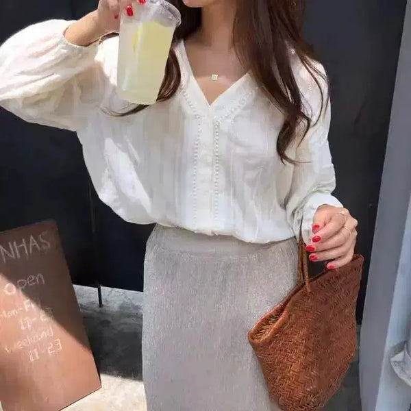 [BUNJANG] Women's V-Neck Lace Embroidery Punching Blouse / (새상품) 여성 브이넥 레이스 자수 펀칭 블라우스