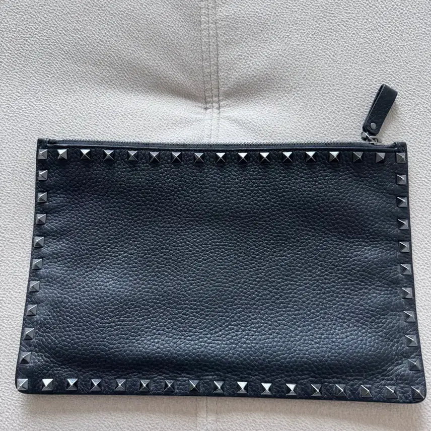 [BUNJANG] Valentino Garavani Rockstud Leather Clutch / 발렌티노 가라바니 락스터드 가죽 클러치