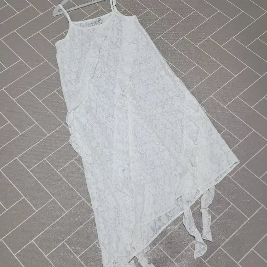 [BUNJANG] ローラローラ Lace Ruffle Sleeveless Dress / 2회착) 로라로라 레이스 러플 슬리브리스 원피스 F
