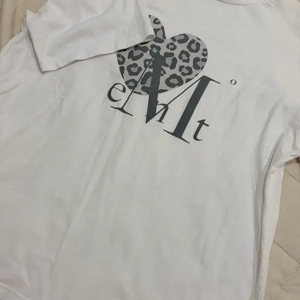 [BUNJANG] Musent Leopard Heart Short Sleeve T-Shirt / 무센트 호피 하트 반팔