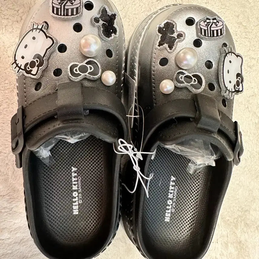 [BUNJANG] Hello Kitty Crocs Sandals with Charms / 키티 크록스