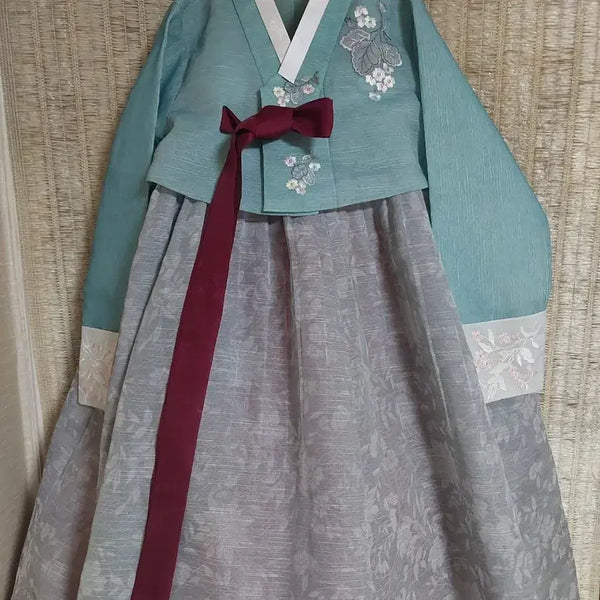 [BUNJANG] Women's Silk Hanbok Set Mint Jeogori and Gray Embroidered Skirt / 여성한복 실크 민트색 / 연회색 자수 치마
