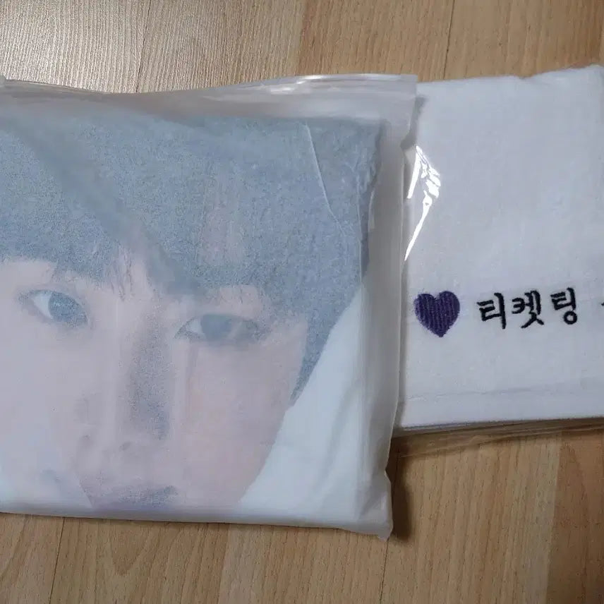 [BUNJANG] BTS Jin Concert Raincoat & Towel Set (Sealed) / 7/10종료)[미개봉]BTS JIN 런석진 콘서트 우비 수건 세트 방탄진
