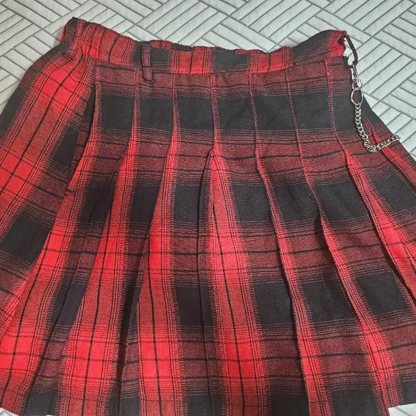 [BUNJANG] Red & Black Checkered Mini Skirt with Chain / 체크무늬 치마 체인 포함