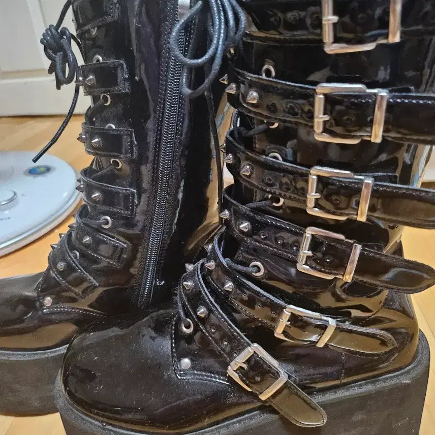 [BUNJANG] Platform Black Boots with Chain, Buckle, and Studs / 통굽 블랙 부츠 체인 버클 스터드 락시크