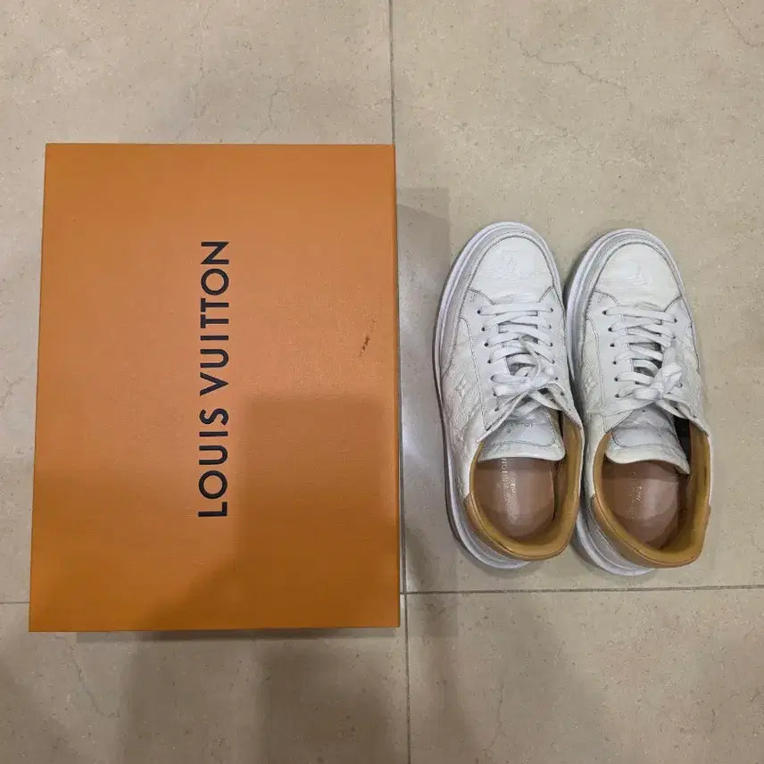 [BUNJANG] Louis Vuitton Beverly Hills White Collar Size 7 / 루이비통 비버리힐즈 7사이즈 판매합니다.