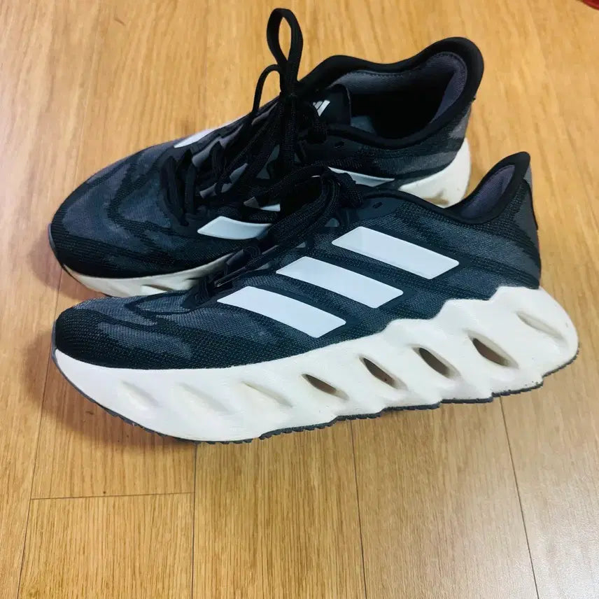 [BUNJANG] Adidas Sneakers Black White / 아디다스 운동화 블랙 화이트
