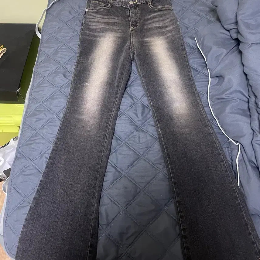 [BUNJANG] Ablley Washed Black Bootcut Jeans / 에이블리 부츠컷 워싱 흑청 청바지 핏 이쁨