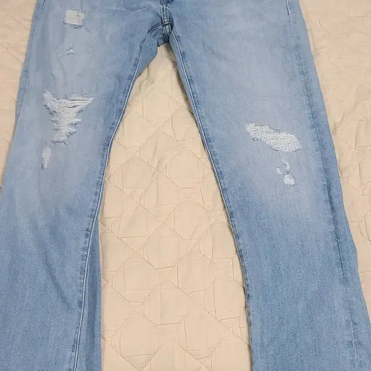 [BUNJANG] Uniqlo Distressed Denim Jeans / 유니클로 데미지 청바지