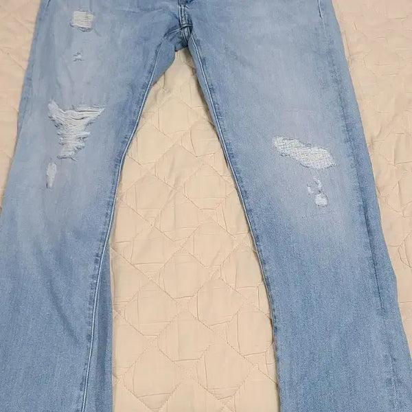 [BUNJANG] Uniqlo Distressed Denim Jeans / 유니클로 데미지 청바지